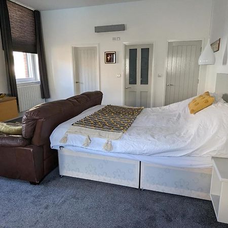 Gorgeous Comfortable Apartment On The High Street Merthyr Tydfil Esterno foto
