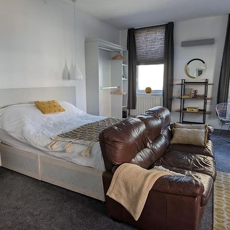Gorgeous Comfortable Apartment On The High Street Merthyr Tydfil Esterno foto