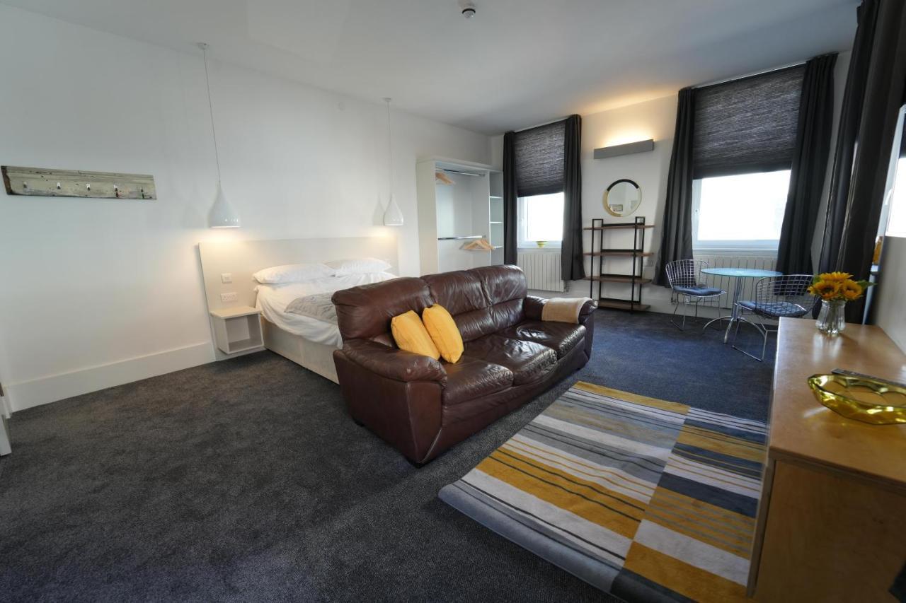 Gorgeous Comfortable Apartment On The High Street Merthyr Tydfil Esterno foto