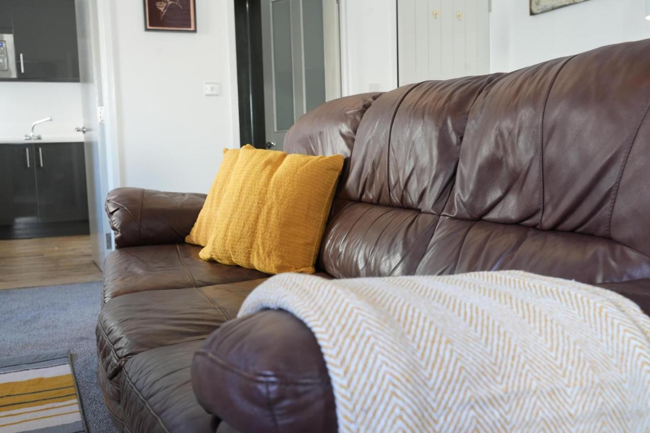 Gorgeous Comfortable Apartment On The High Street Merthyr Tydfil Esterno foto