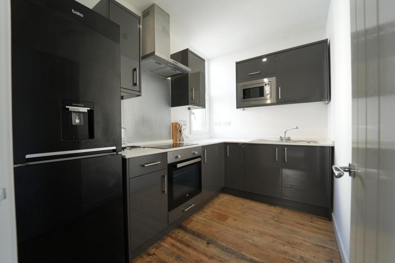 Gorgeous Comfortable Apartment On The High Street Merthyr Tydfil Esterno foto