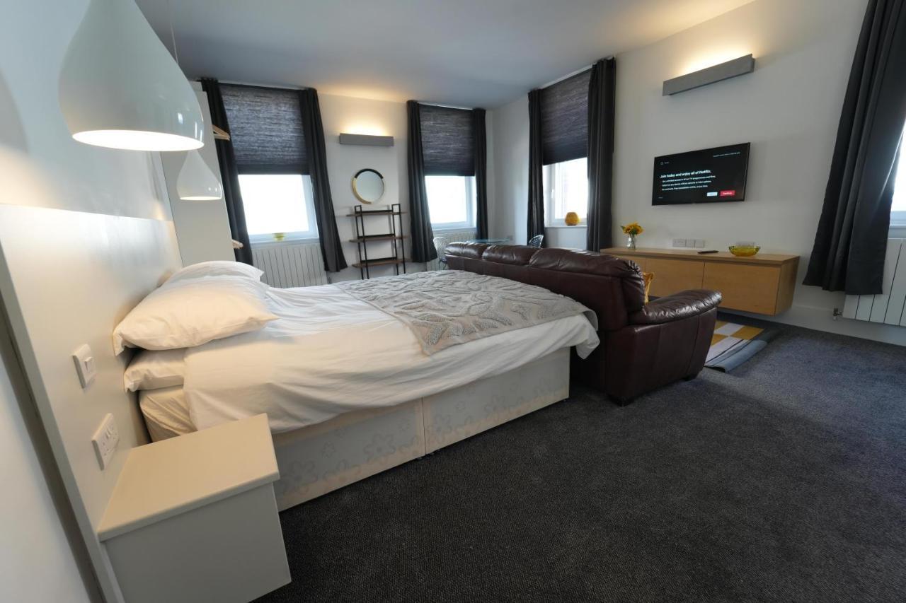Gorgeous Comfortable Apartment On The High Street Merthyr Tydfil Esterno foto