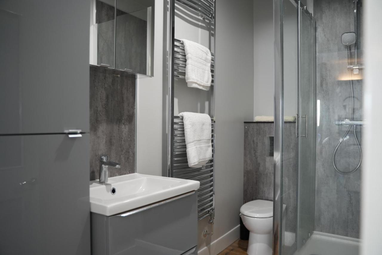 Gorgeous Comfortable Apartment On The High Street Merthyr Tydfil Esterno foto