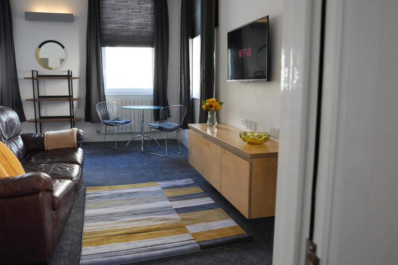 Gorgeous Comfortable Apartment On The High Street Merthyr Tydfil Esterno foto