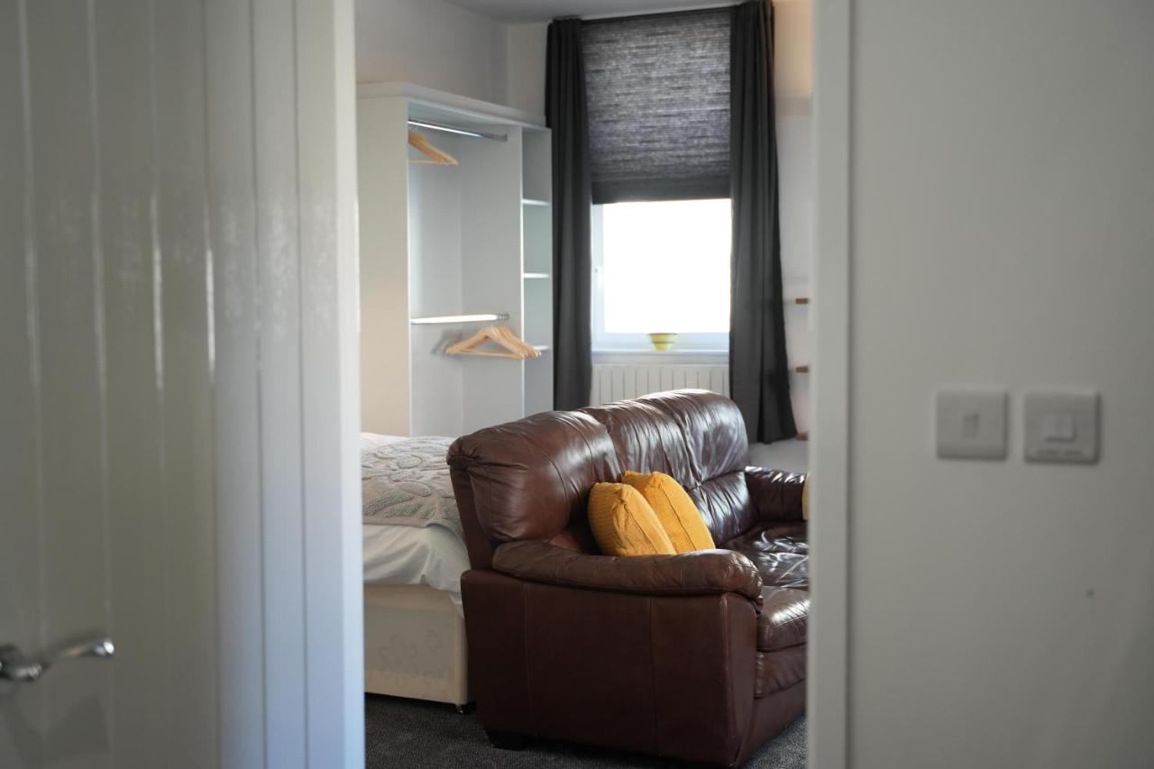 Gorgeous Comfortable Apartment On The High Street Merthyr Tydfil Esterno foto