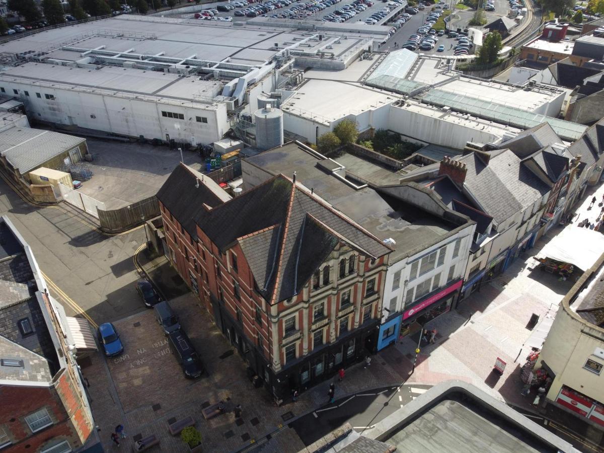 Gorgeous Comfortable Apartment On The High Street Merthyr Tydfil Esterno foto