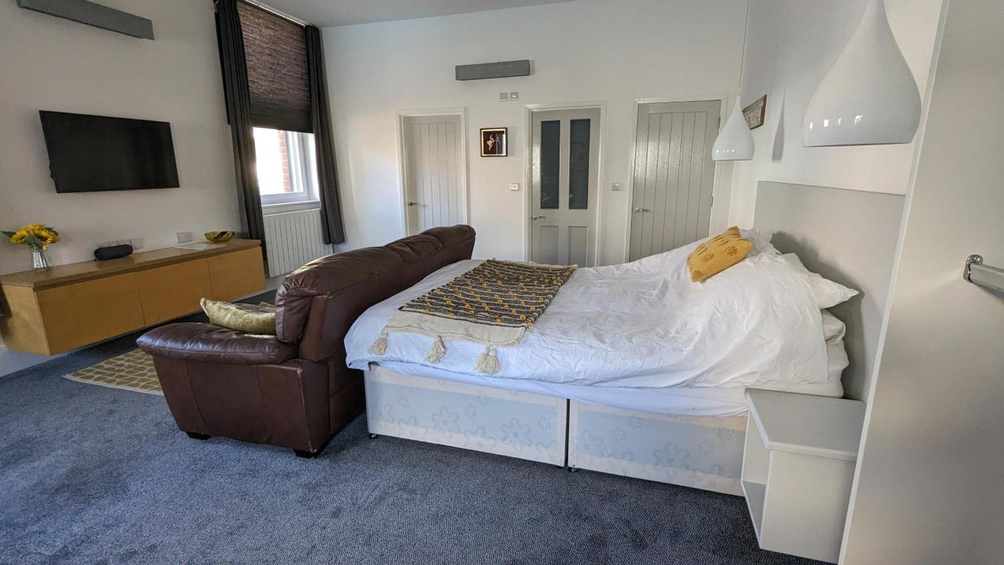 Gorgeous Comfortable Apartment On The High Street Merthyr Tydfil Esterno foto