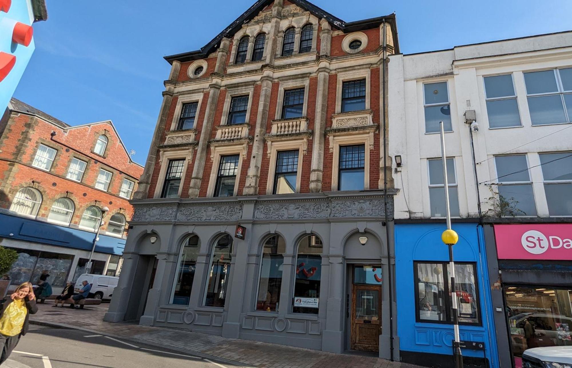 Gorgeous Comfortable Apartment On The High Street Merthyr Tydfil Esterno foto